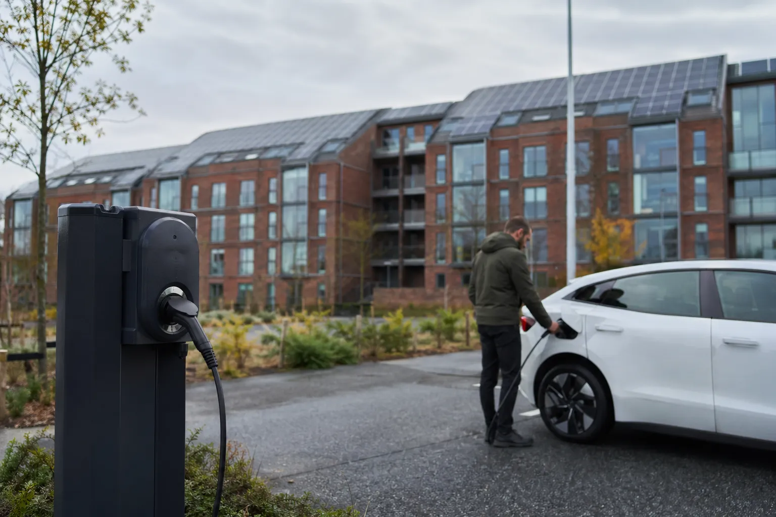 Nye regler gør det lettere at etablere solceller og ladestandere i almene boligafdelinger.