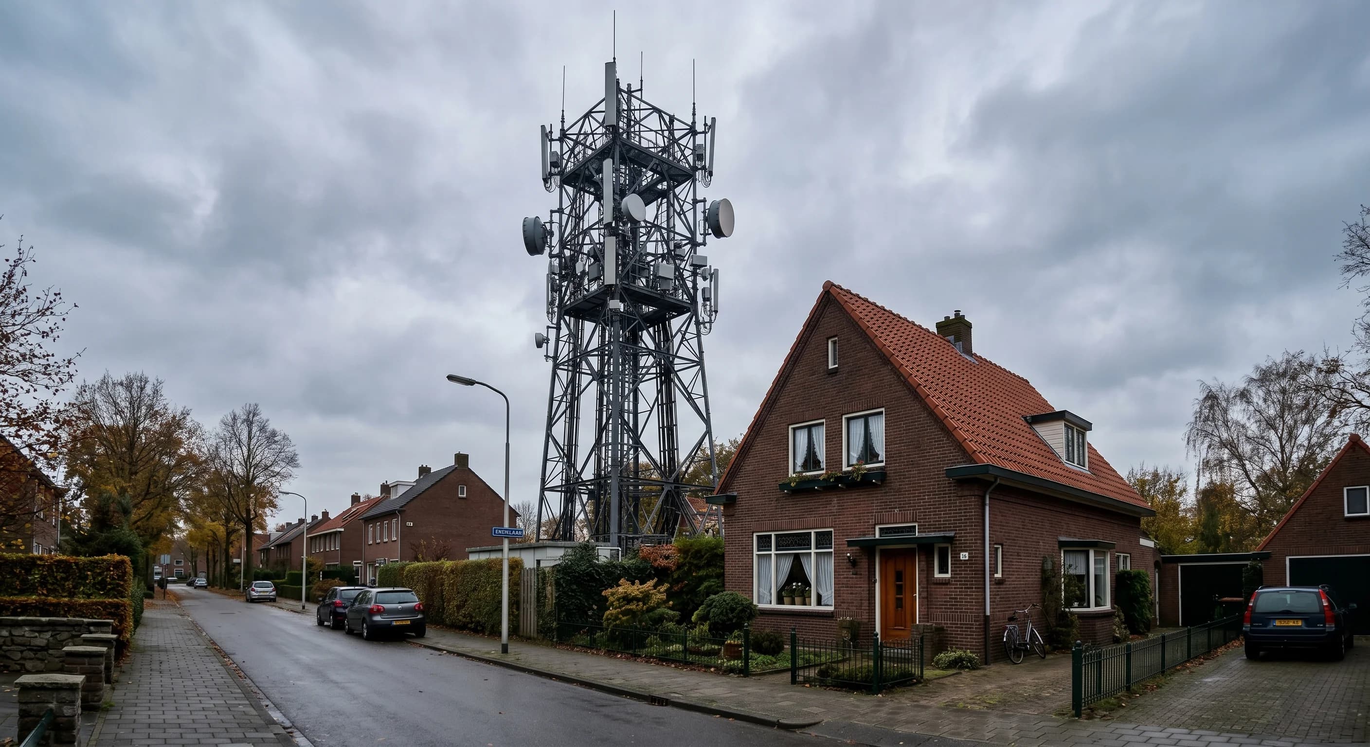 Høj mobilmast klods op ad villa