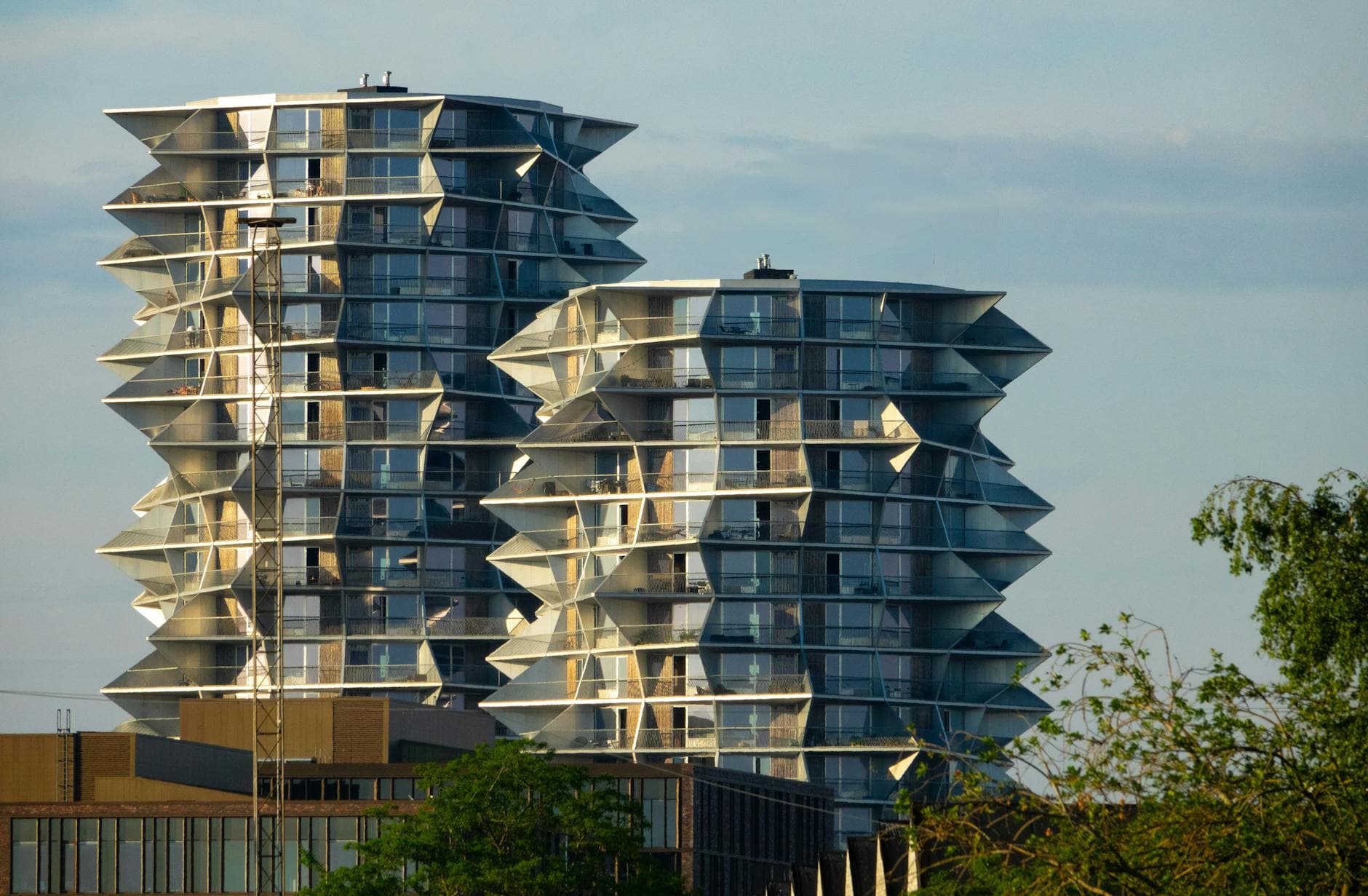 Tre helt friske afgørelser fra huslejenævnene i februar 2026 tegner et skarpt billede af, hvor langt aftalefriheden rækker i lejeforhold – og hvor dyrt det kan være at vente for længe med at gøre et krav gældende.