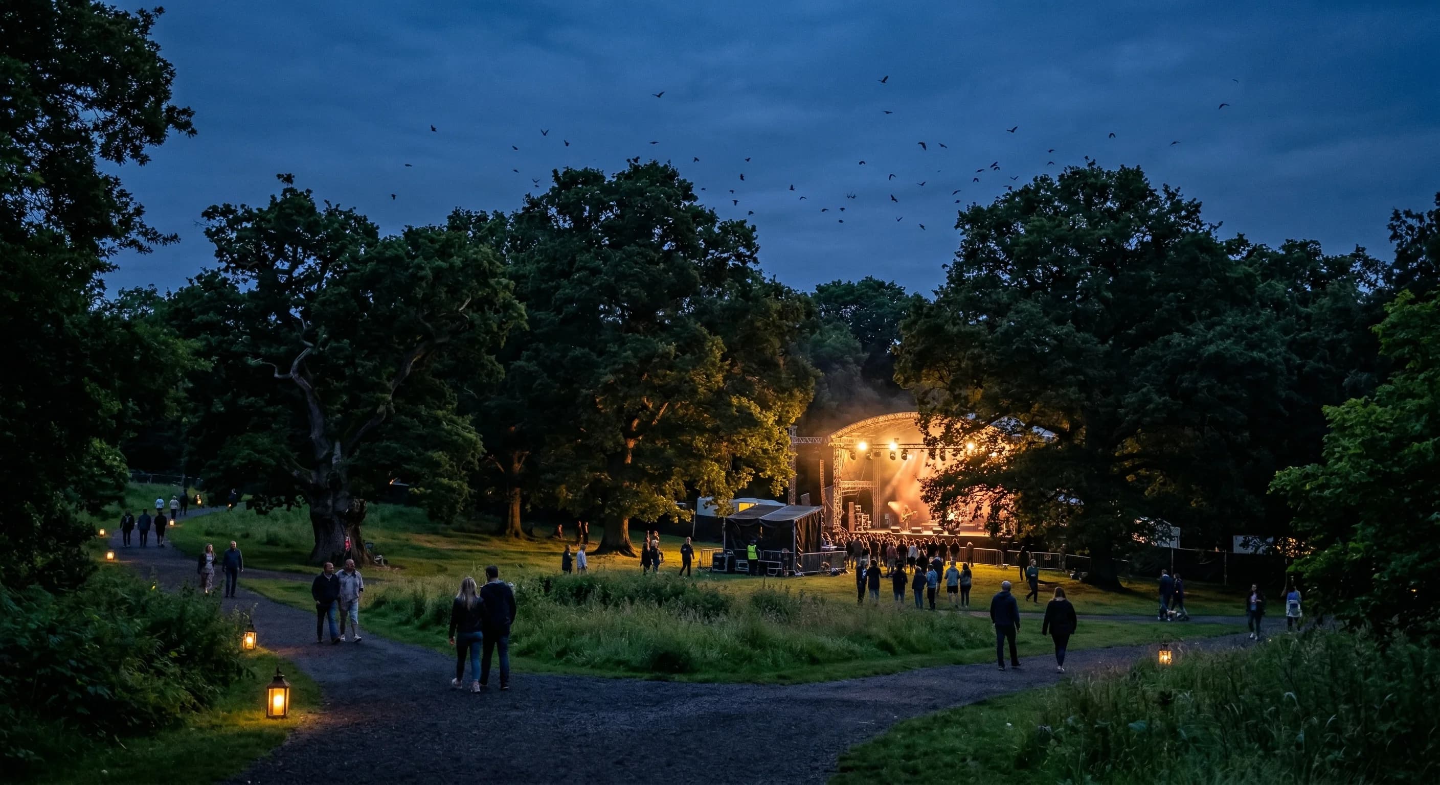 Stor menneskemængde samlet til udendørs koncert på Dyrskuepladsen i Odense.