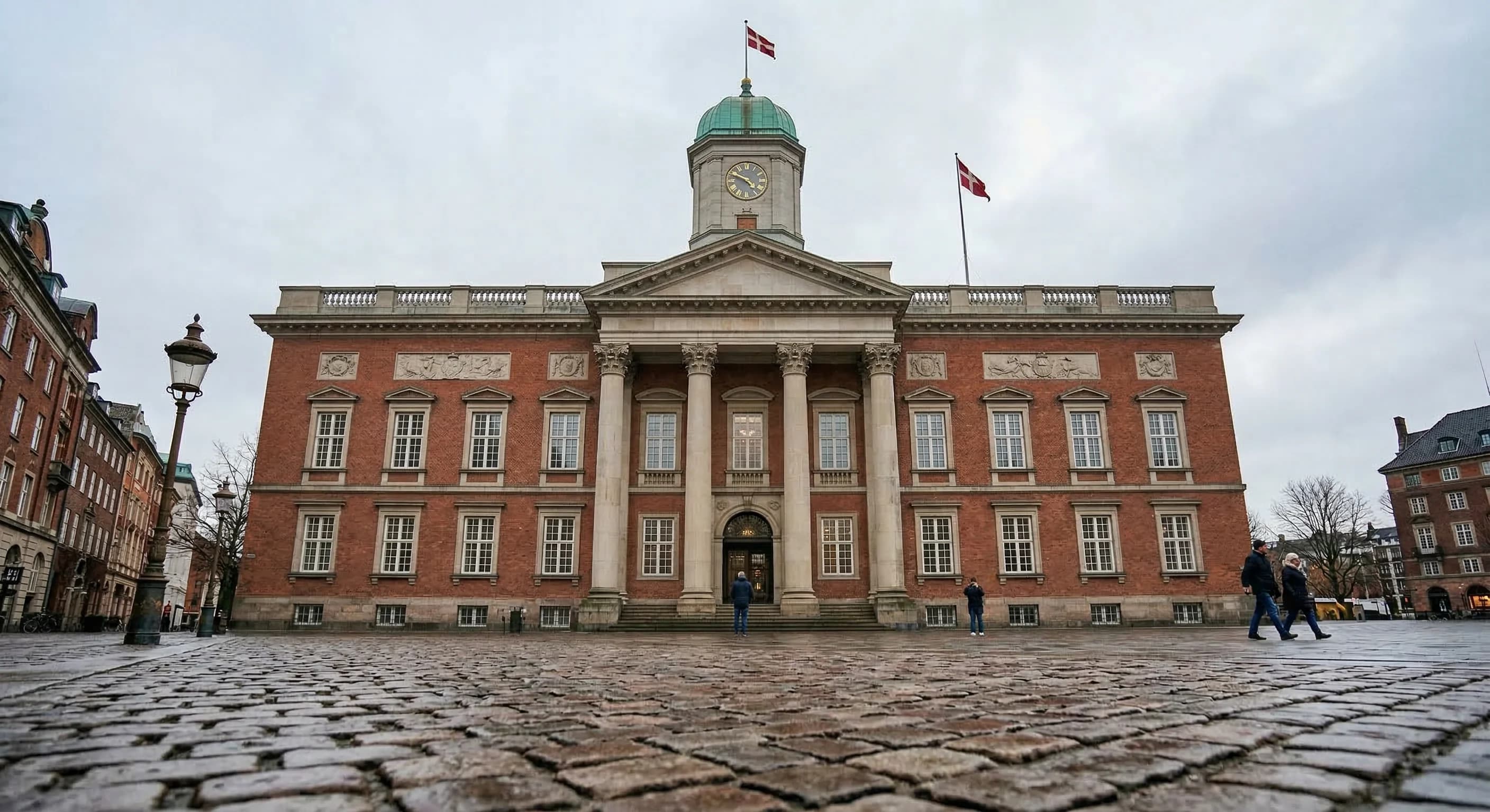 Grænser for kommunal myndighedsudøvelse og forvaltningsretlig habilitet