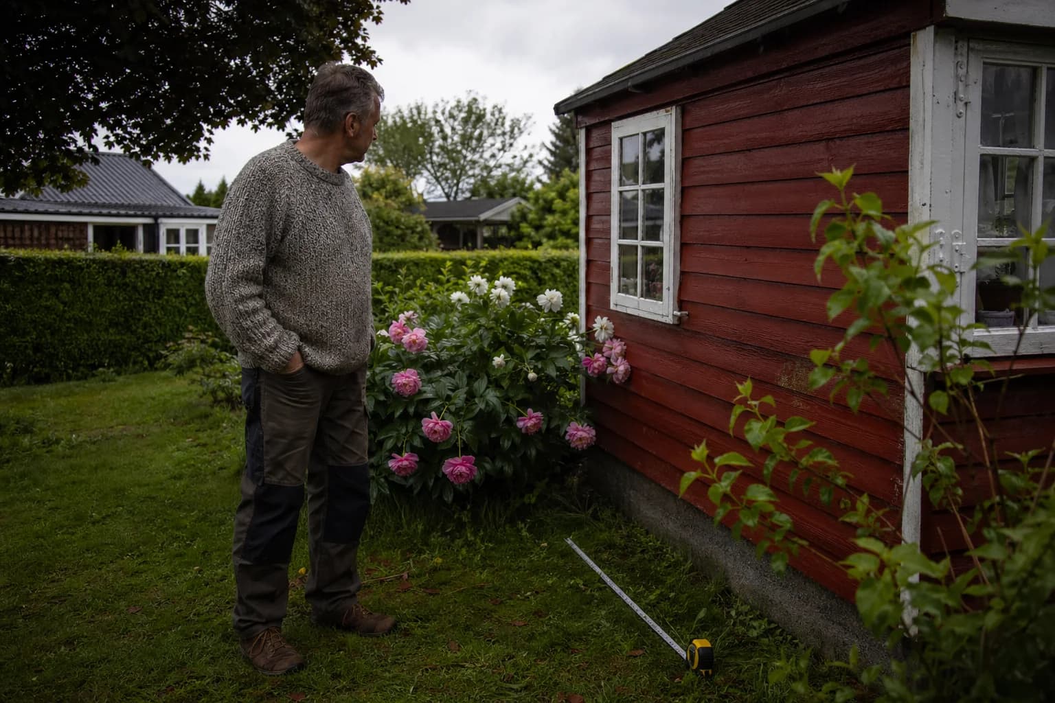 Et klassisk dansk kolonihavehus med tilhørende grøn have.