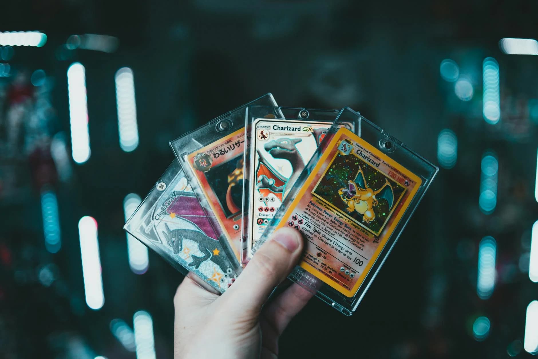 Sjældne Pokémon-kort spredt ud på et bord som del af privat samling.